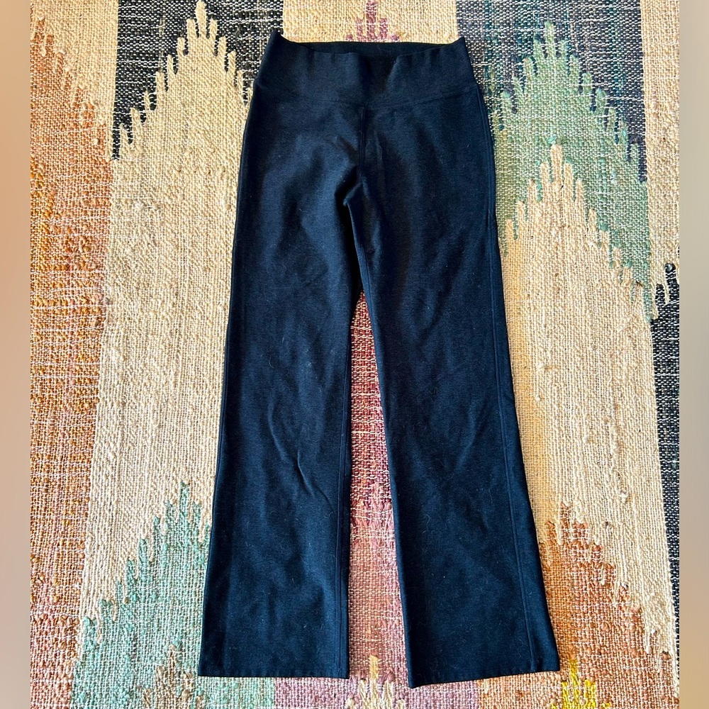 Vuori halo bootcut leggings, in great condition! Soft dream fabric.